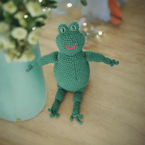 Pleciona maskotka żaba 01