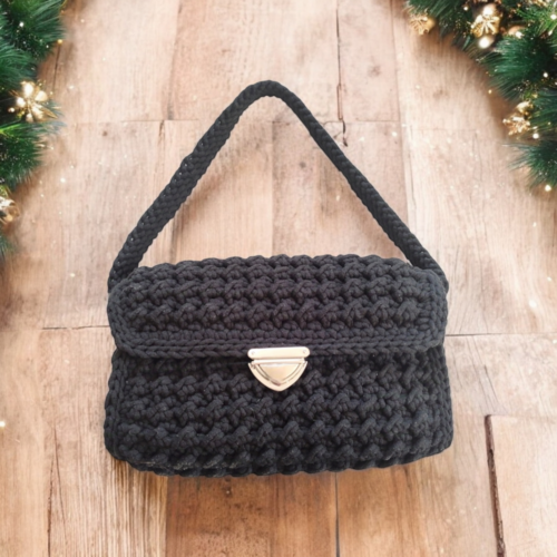 Czarna torebka kuferek 06