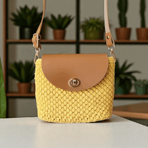 Żółta torebka kuferek