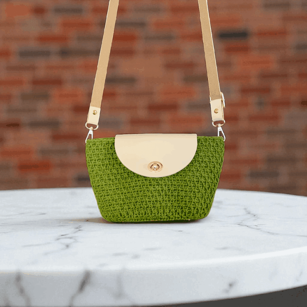 Zielona torebka kuferek